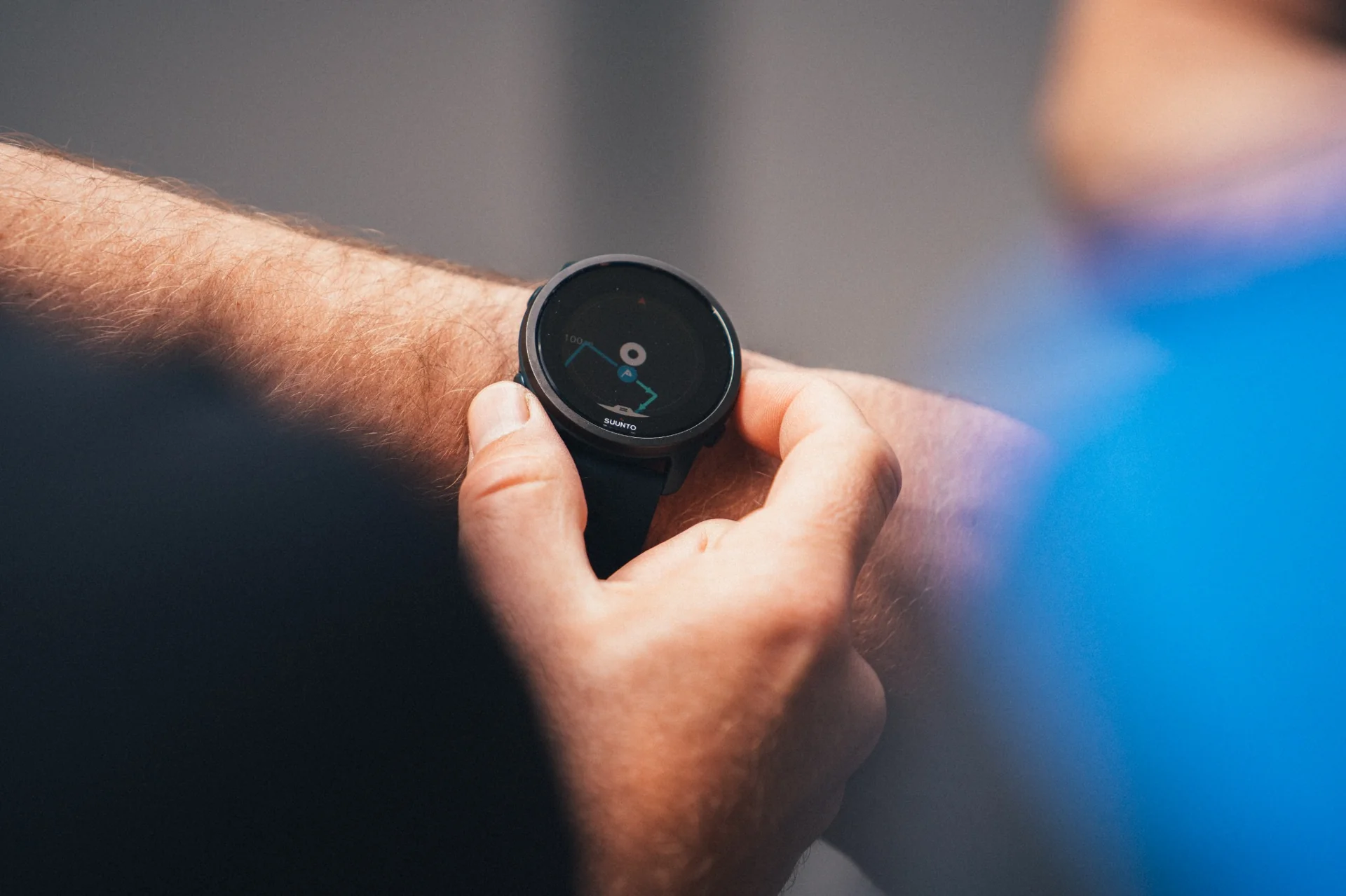 Plan rapproché d’une montre Suunto affichant un itinéraire GPS.