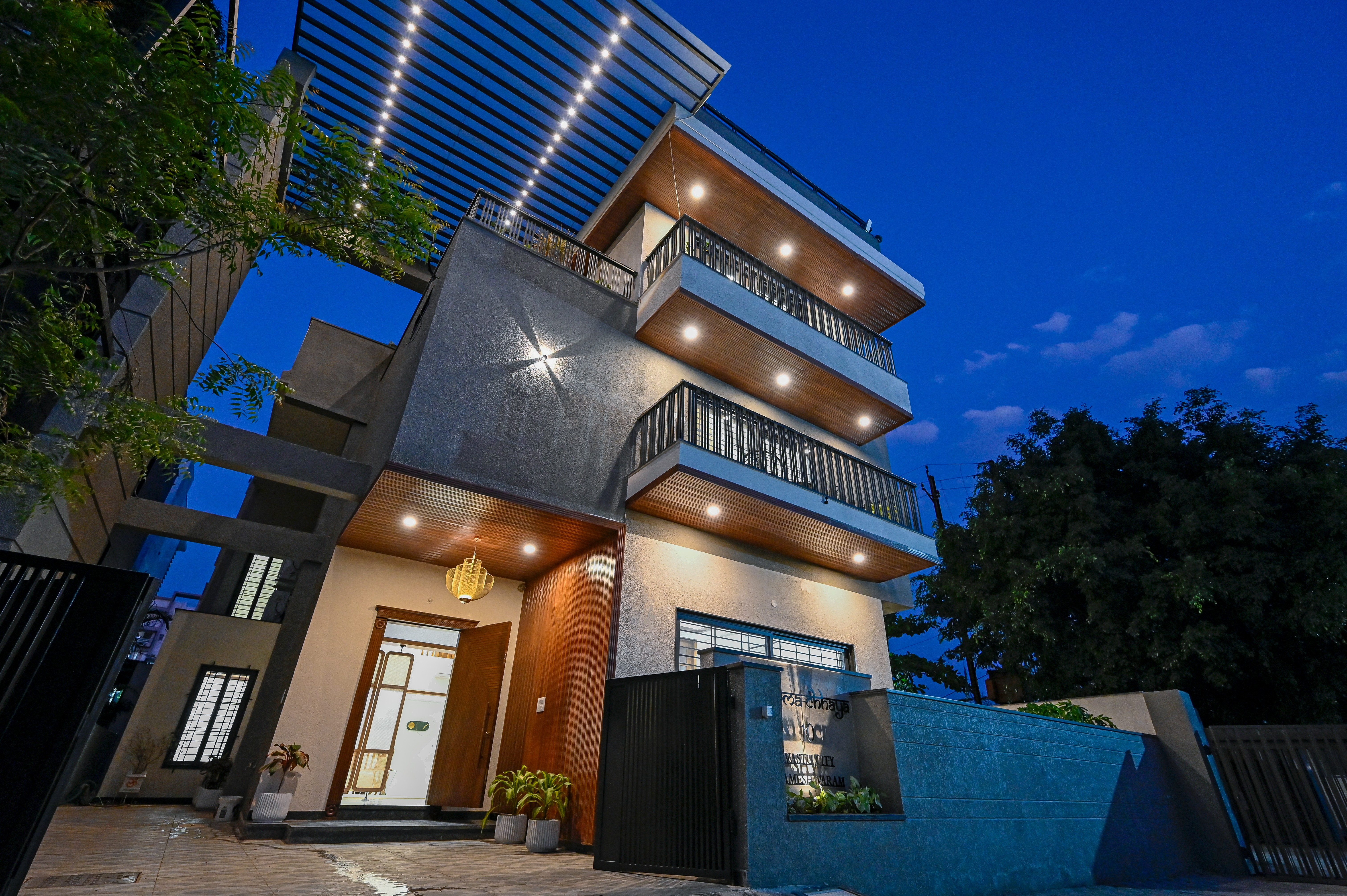 Image of Bright modern foyer