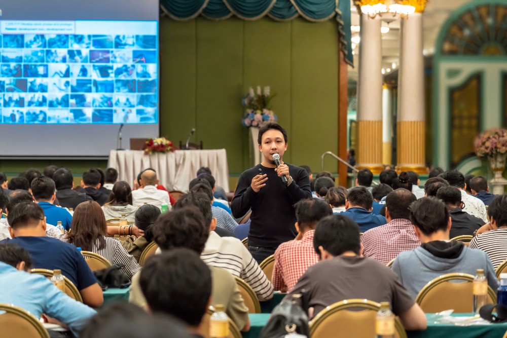 香港企業研討會及市場推廣活動現場，專業講者於大型宴會廳進行產品推廣專題演講。