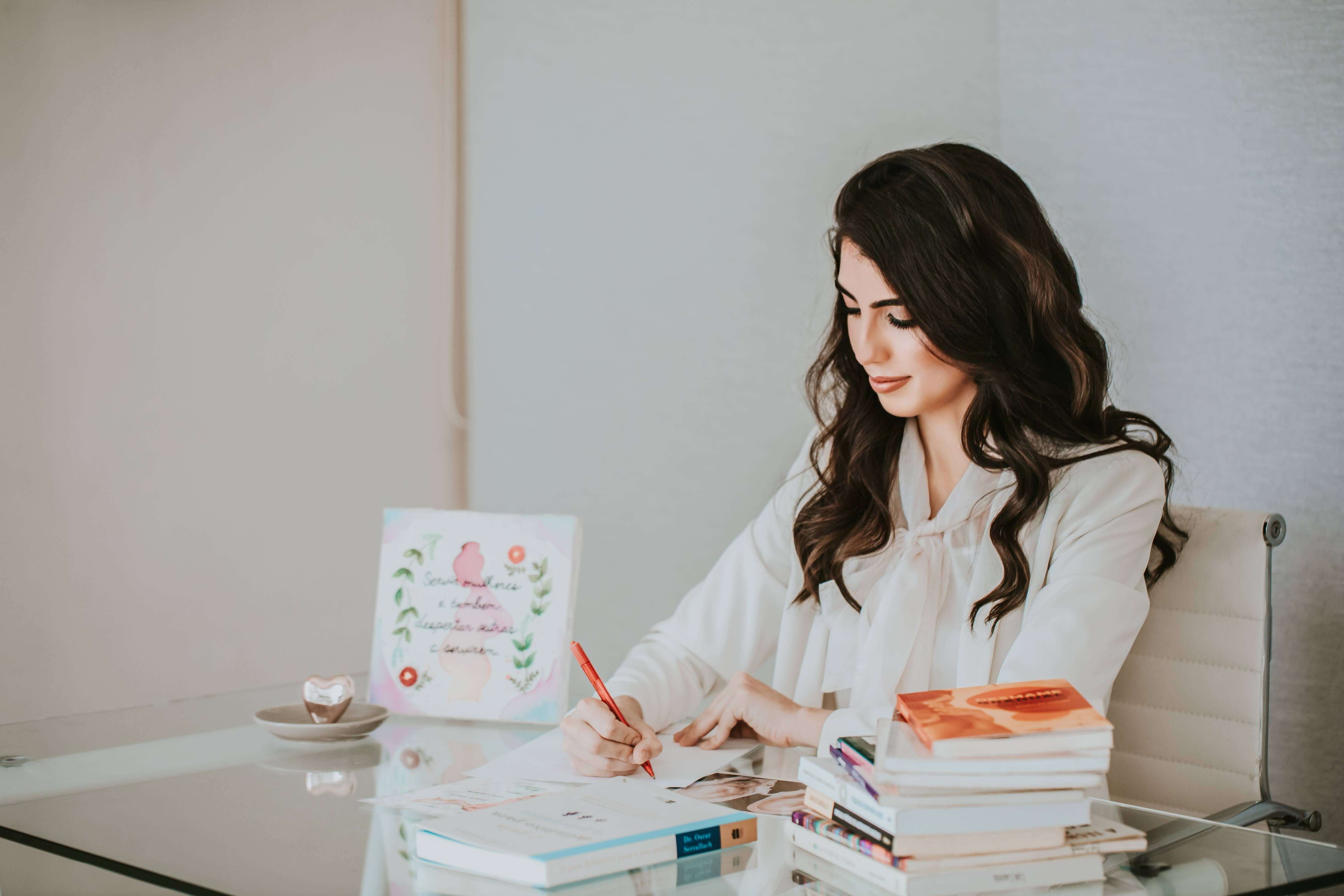 mulher segurando a mão de uma parturiente