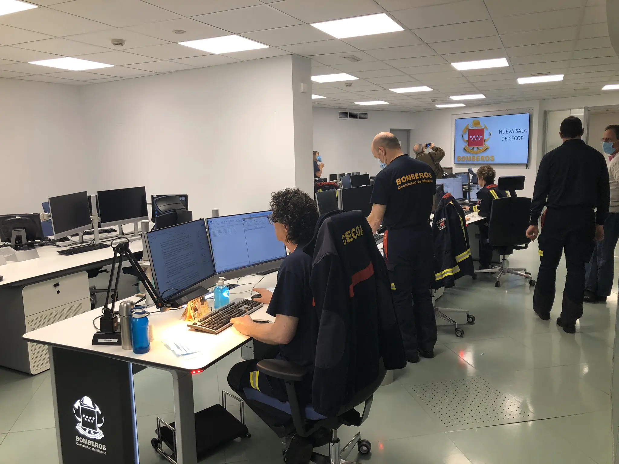 un bombero del CECOP trabajando