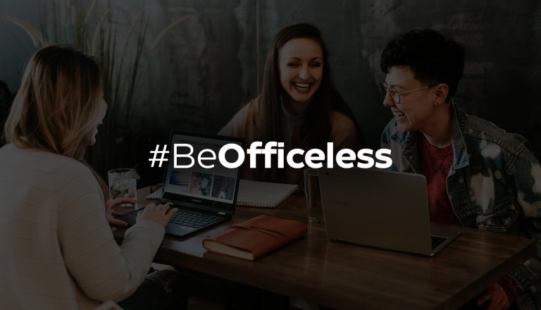 Pessoas trabalhando em seus computadores em uma cafeteria