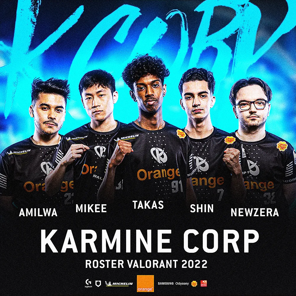 Photo promotionnelle du roster VALORANT de Karmine Corp (KCORP) de 2022, avec les joueurs Amilwa, Mikee, TakaS, SHIN, et Newzera, portant les maillots officiels noirs et orange.