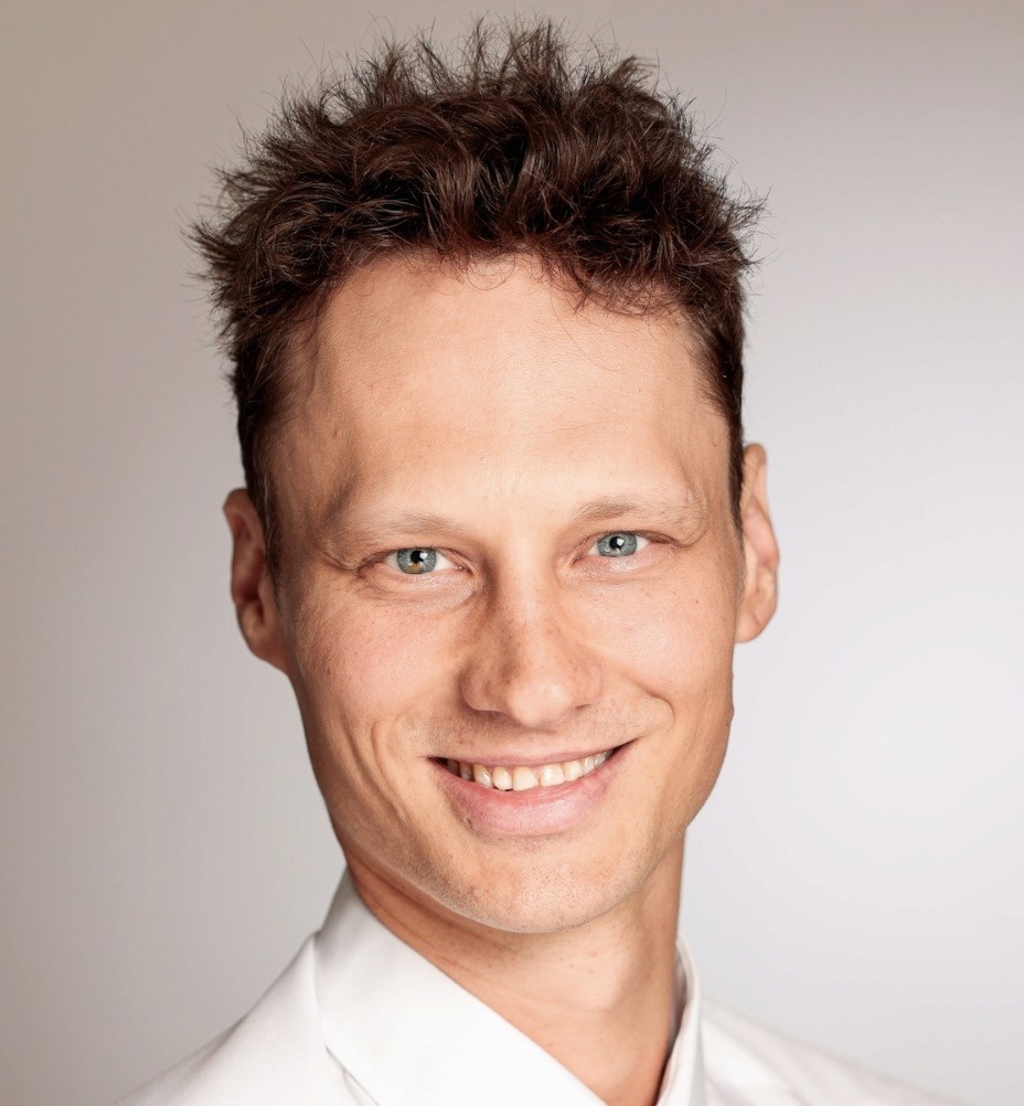 man in brown crew neck shirt