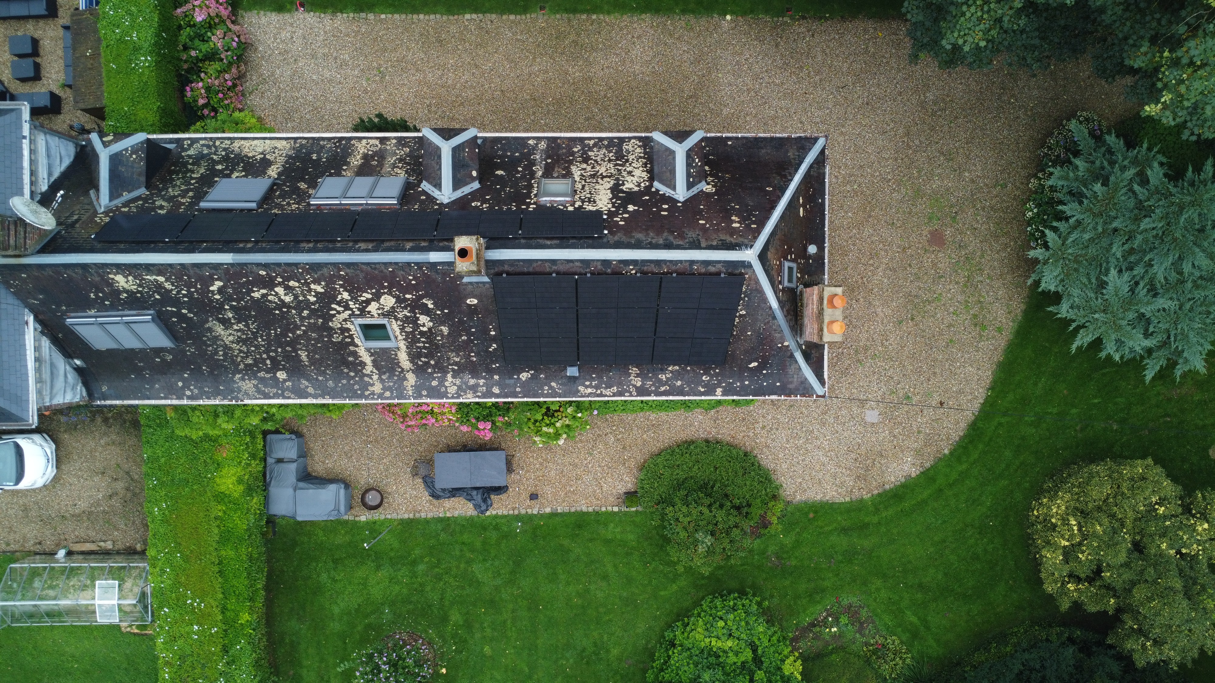 Photo d’une installation résidentielle ayant investi dans le solaire pour gagner en rentabilité.