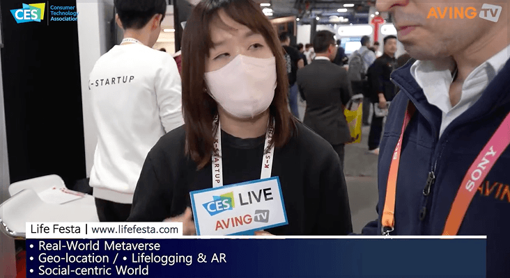 a black cellphone with a white letter on it