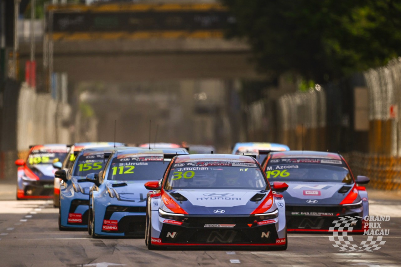Josh Buchan Leads the pack in his Hyundai in the Kumho FIA TCR World Tour weekend in Macau