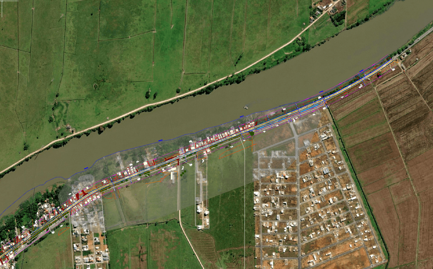 Vista aérea de satélite mostrando o mapeamento topográfico e o traçado de uma rodovia paralela a um rio, cortando áreas urbanas e rurais adjacentes.