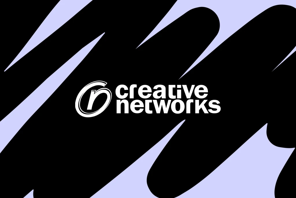 Equipe da agência criativa colaborando em um projeto de cliente