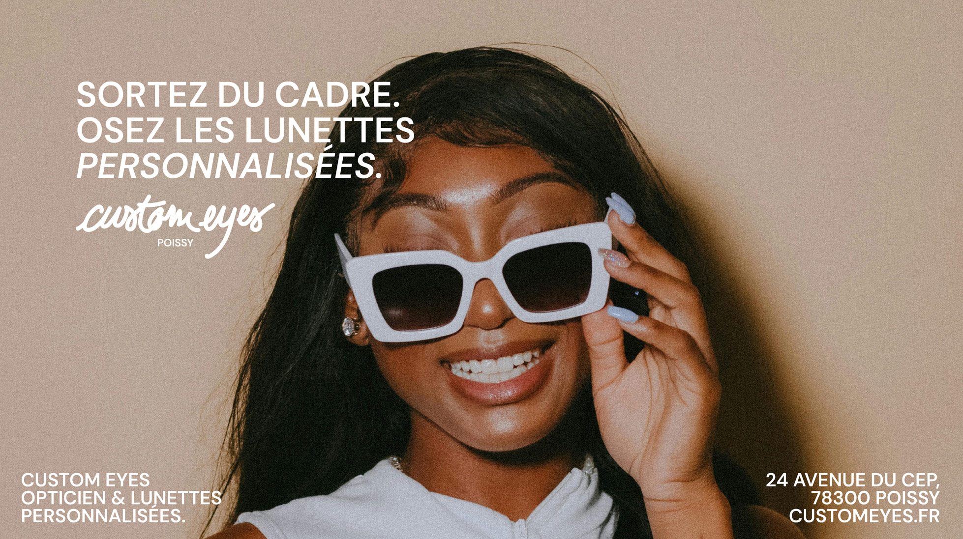 Sortez du cadre. Osez les lunettes personnalisées. + Photo d'une femme avec des solaires roses.
