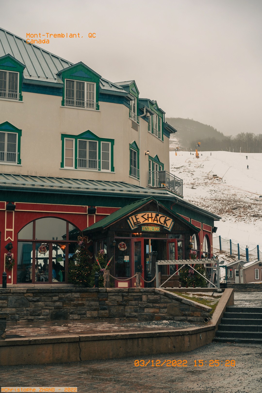 Resto‑bar Le Shack au pied des pistes, Mont‑Tremblant sous la neige