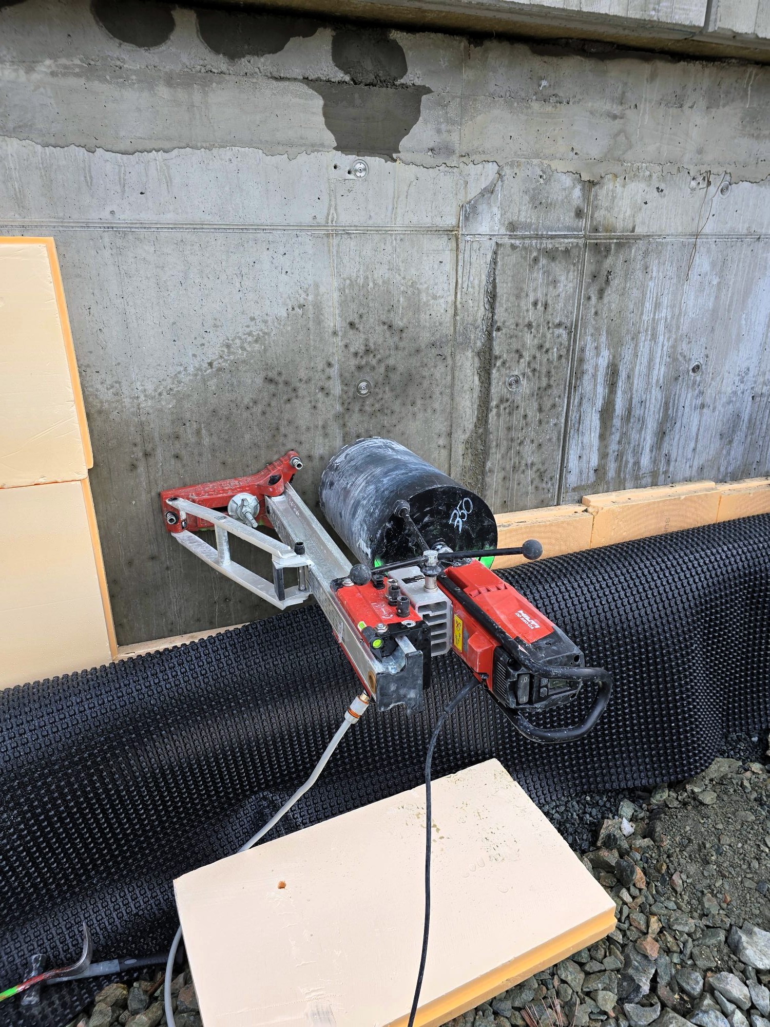 Kjerneboring i vegg ute med stor diameter.