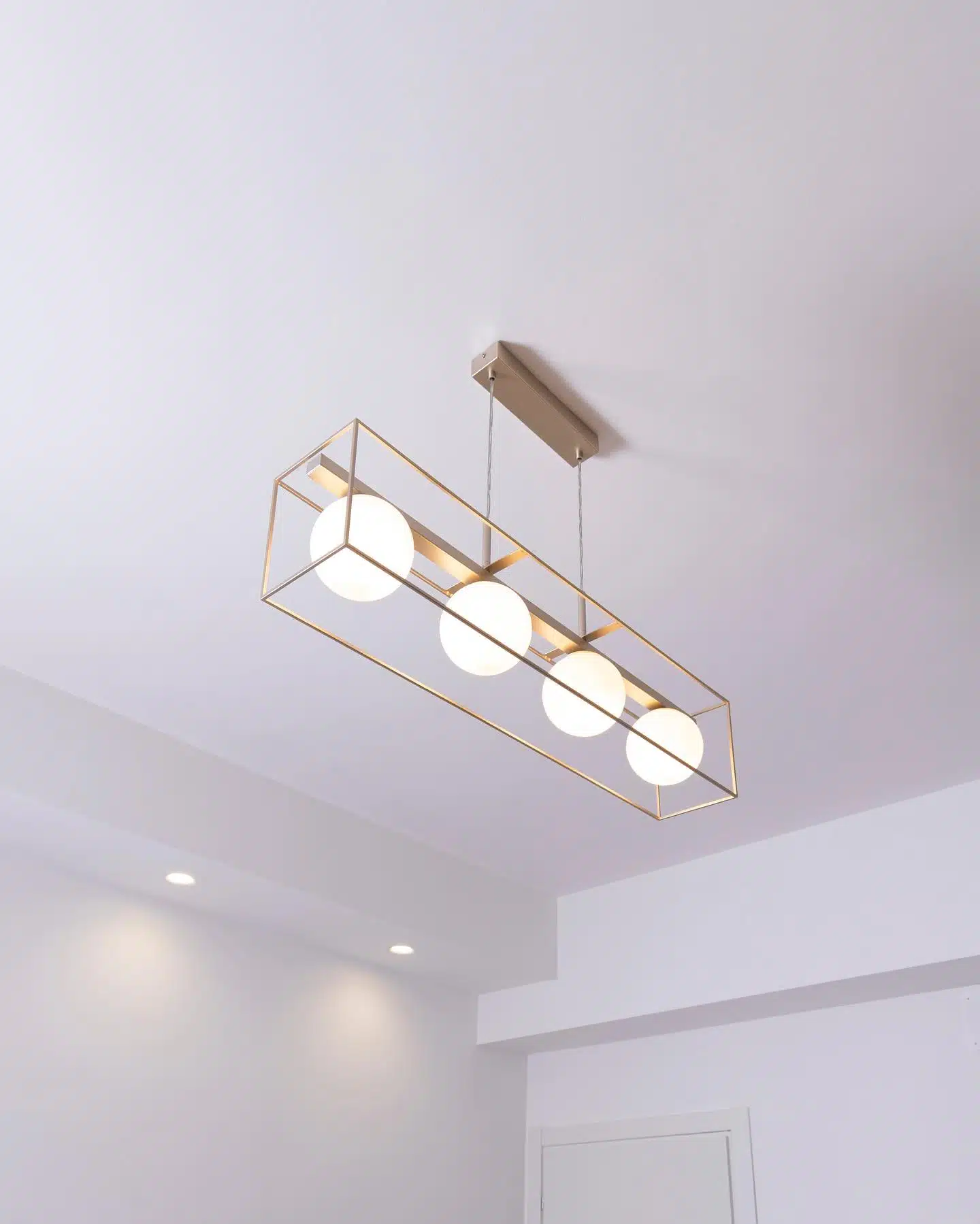 dettaglio di lampadariodi design anni 70 a cubi