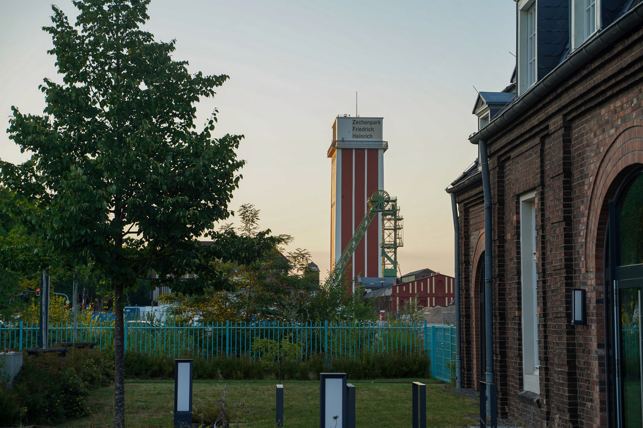 Sommerabend in Kamp-Lintfort mit Blick auf den Zechenturm vom klangrevier festival Gelände.