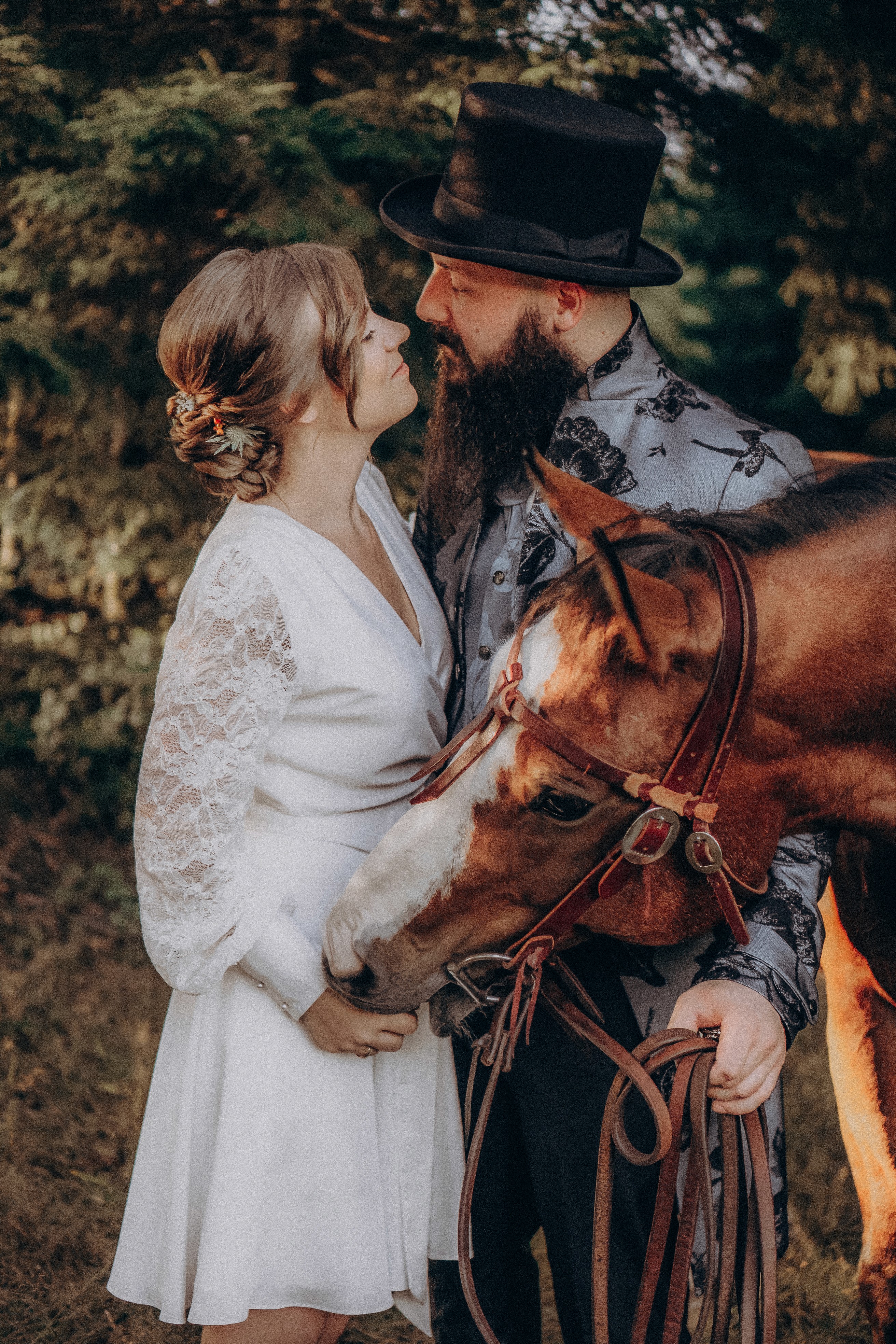 Brautpaar posiert mit einem braunen Pferd im Wald – Außergewöhnliches Fotoshooting in Bogen
