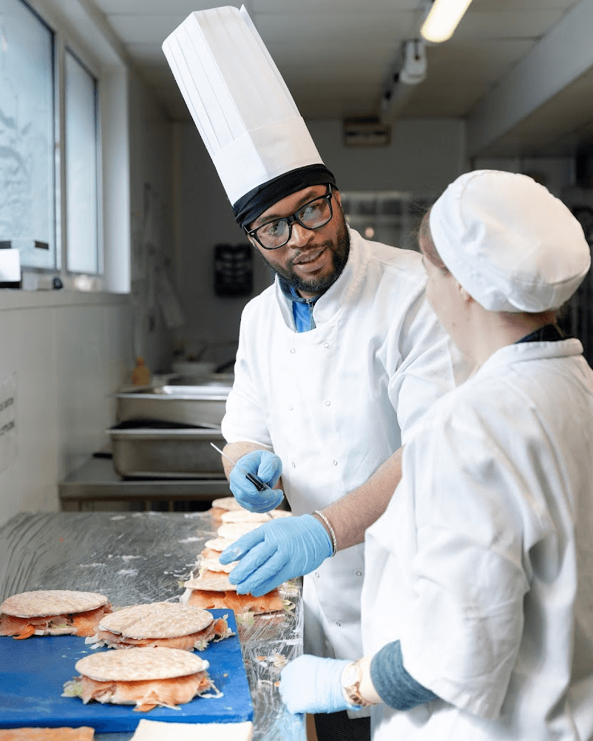 Un encadrants avec une apprentie chez La table de Cana