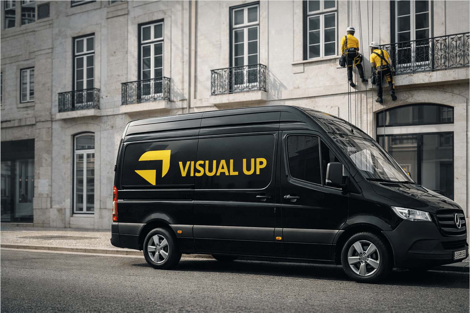 Carrinha Visual Up e equipa de acesso por cordas a trabalhar em fachada de edifício em Lisboa