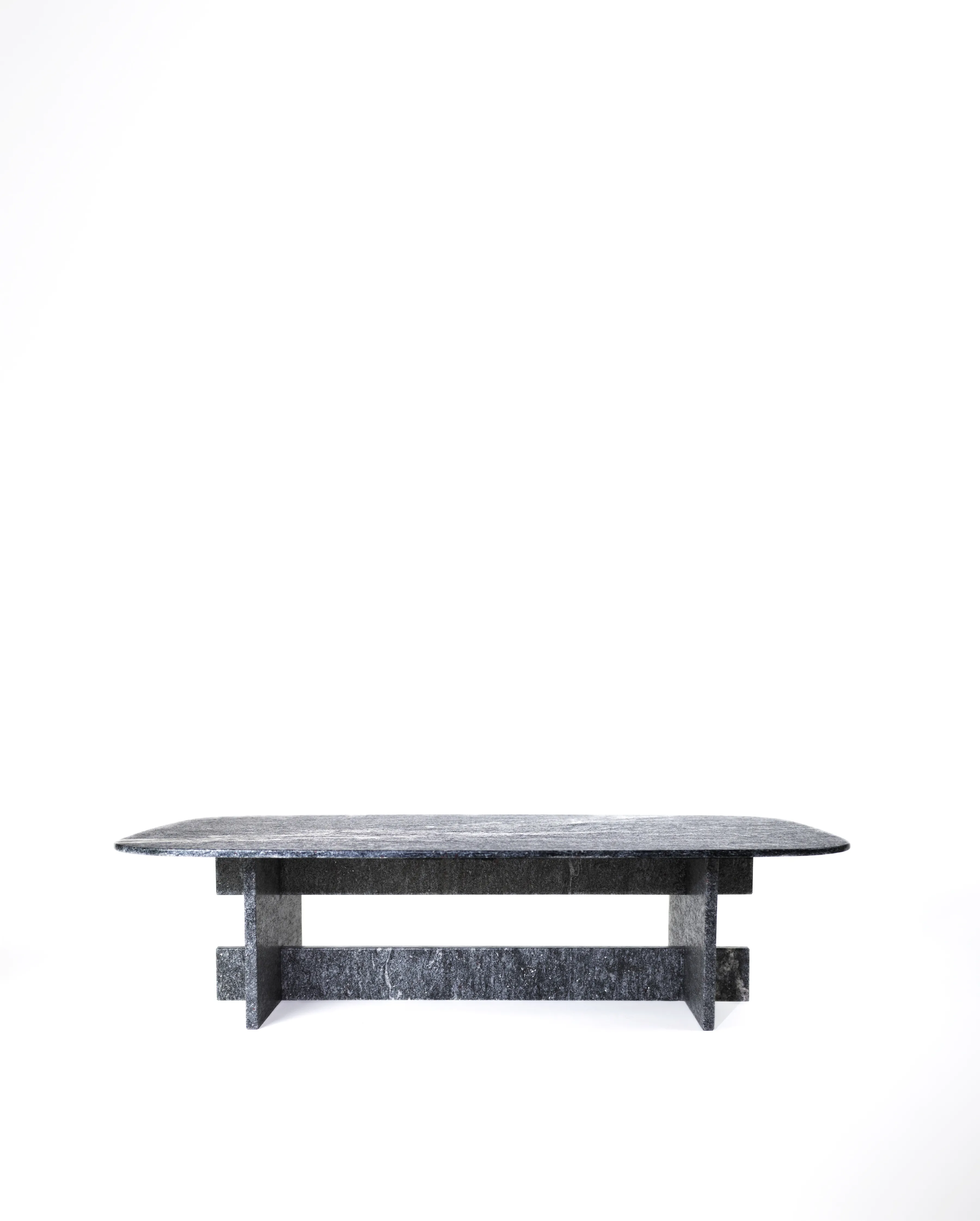 Vista frontal completa de mesa contemporánea de piedra