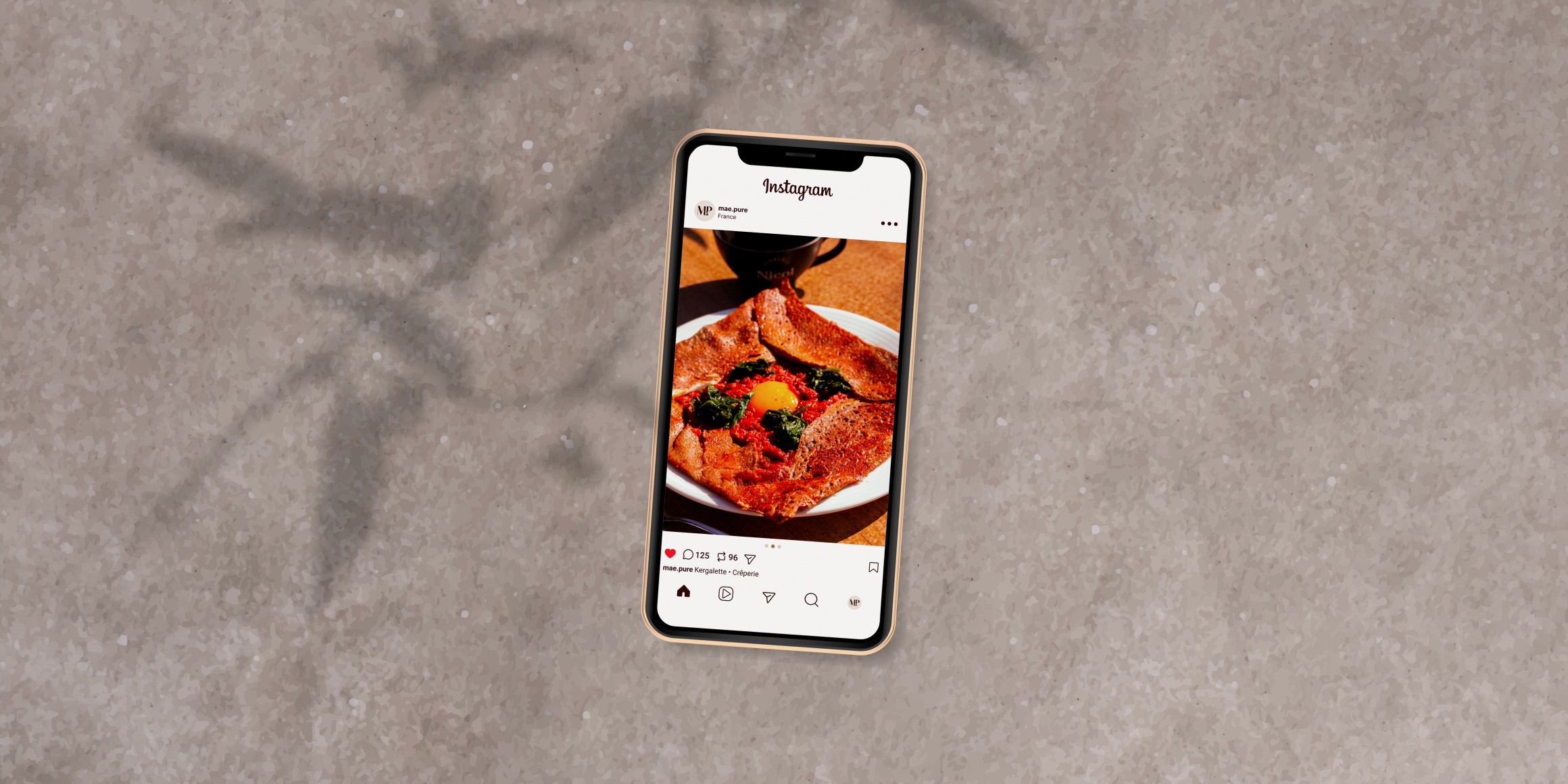 Photo de couverture du projet. Mockup dans un téléphone d'une publication instagram réalisée pour la crêperie Kergalette. Il s'agit d'une crêpe de blé noir complète.
