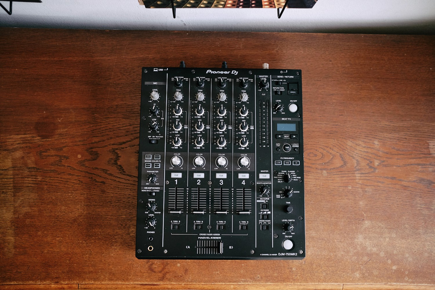 Der Pioneer DJM-750 MK2 Mixer – miete professionelle DJ-Technik mit vielseitigen Funktionen und hoher Klangqualität.