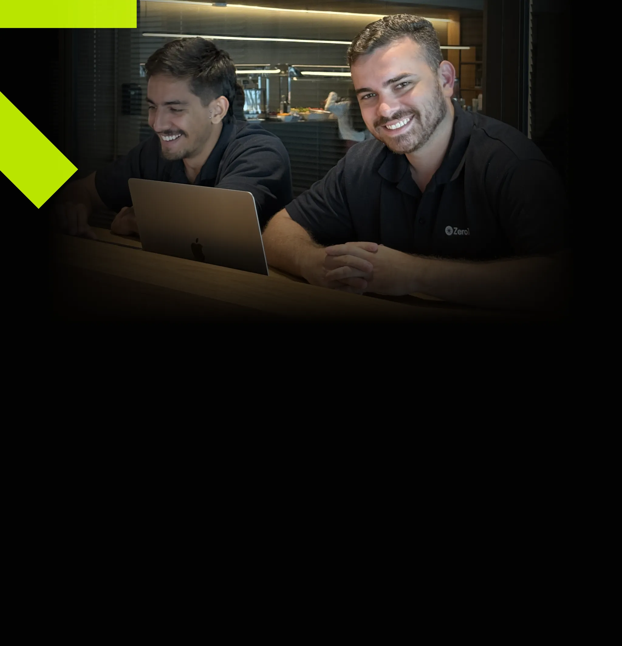 Equipe Zero14 especialistas em Growth Marketing e Performance analisando dados