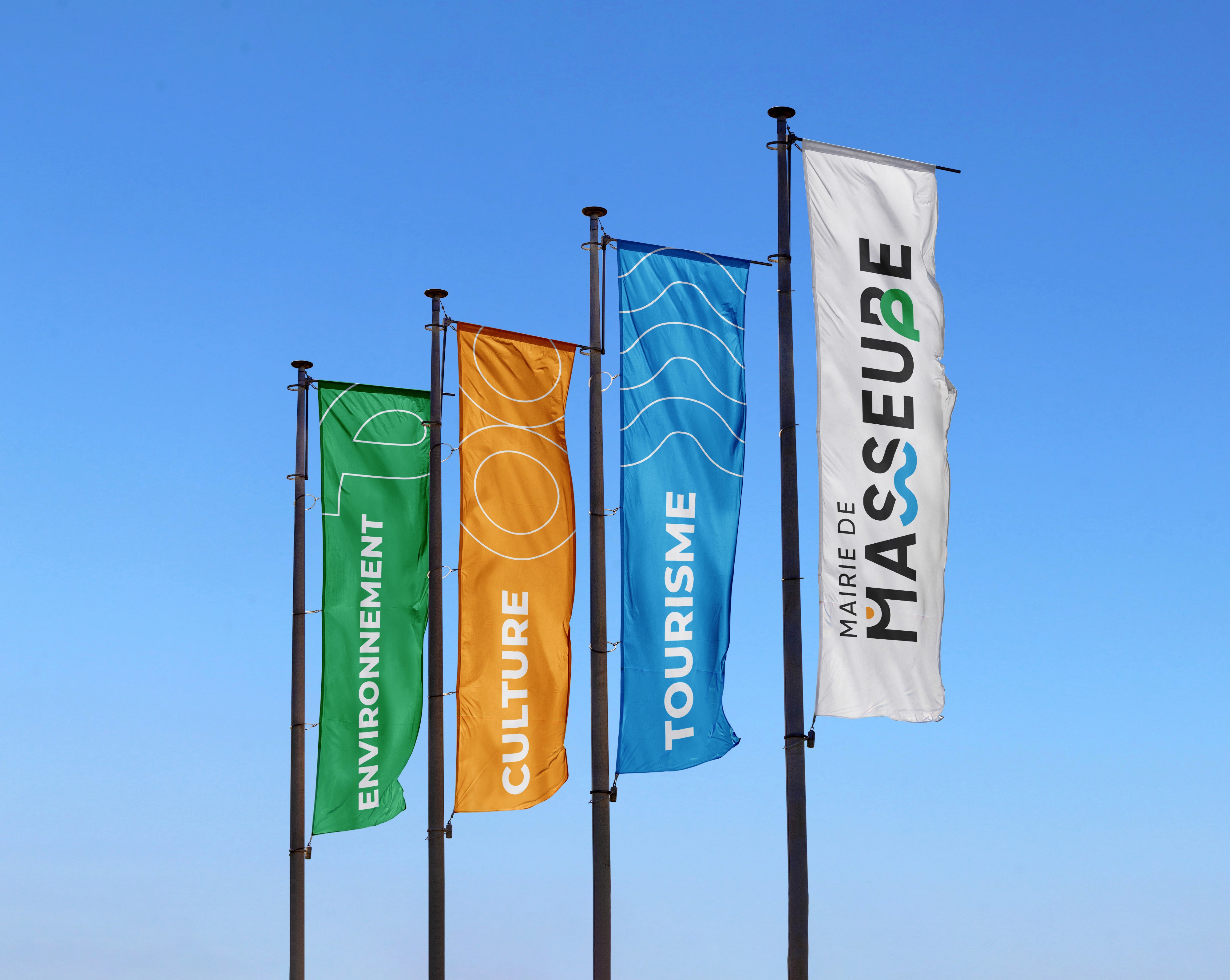 abillage de l’identité visuelle de la Mairie sur drapeaux, application du logo et des couleurs