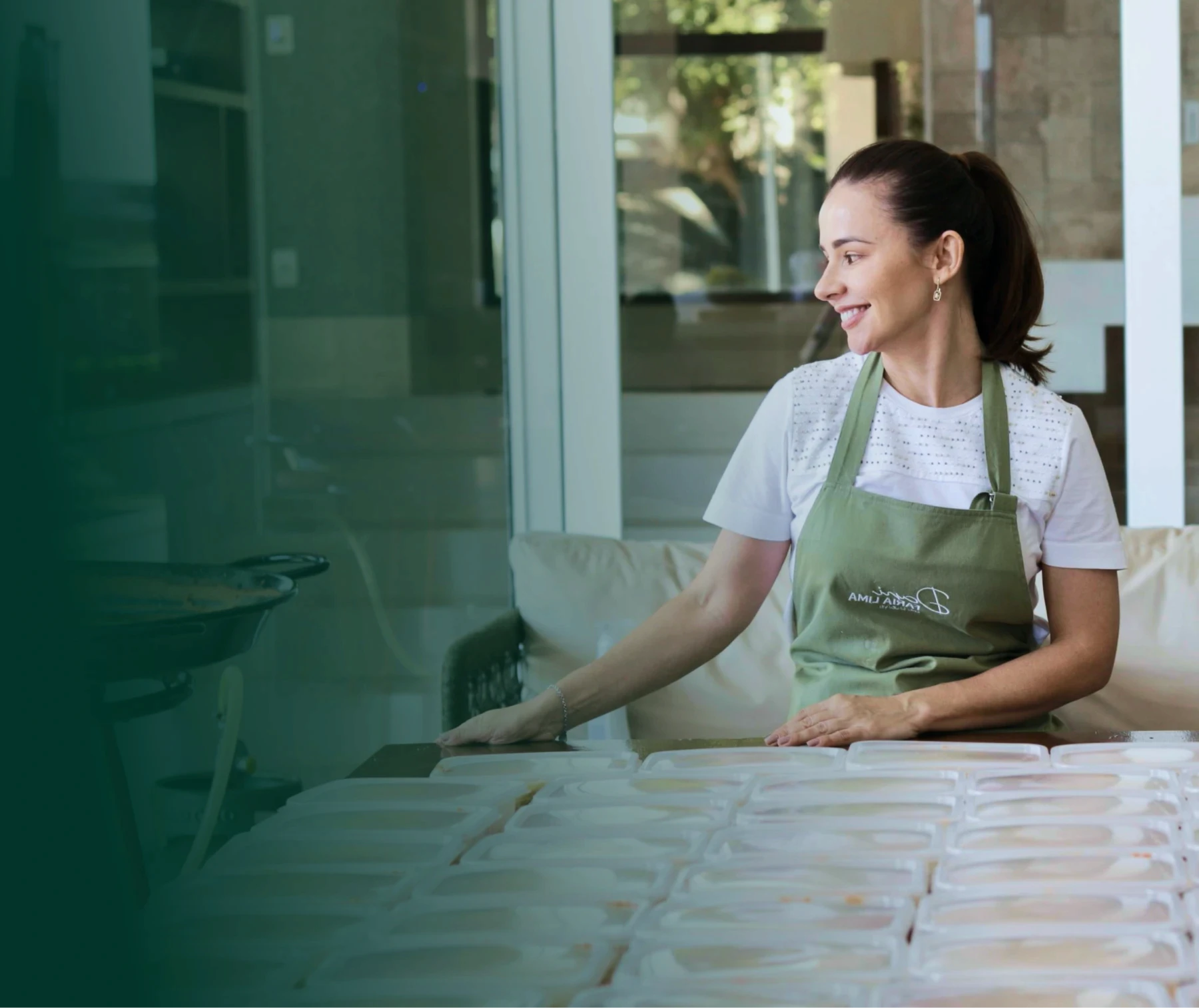 Foto da Dani sorrindo na cozinha - Hero
