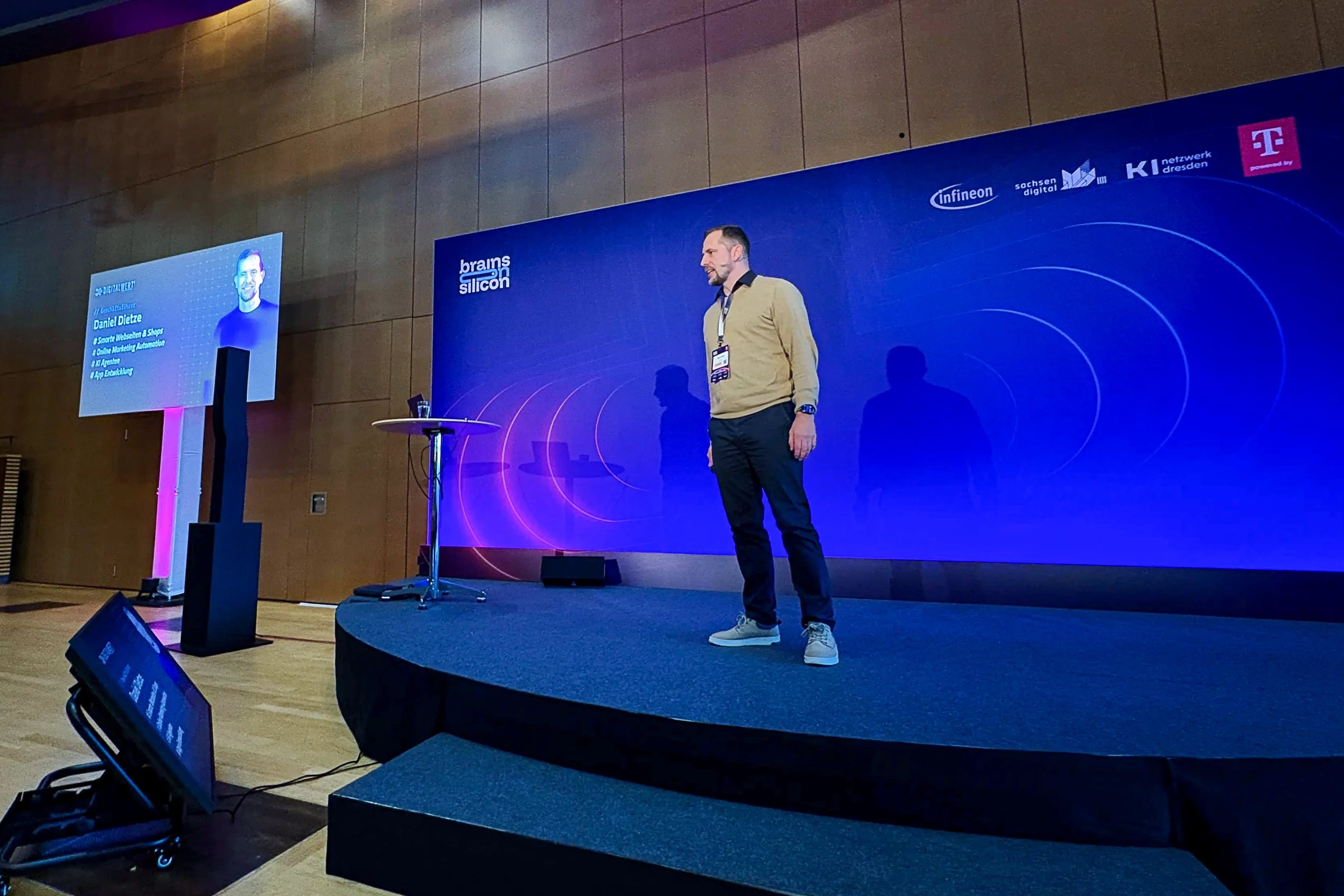 Daniel Dietze – CEO und KI Experte von Digitalwert auf der Bühne von Brains on Silicon
