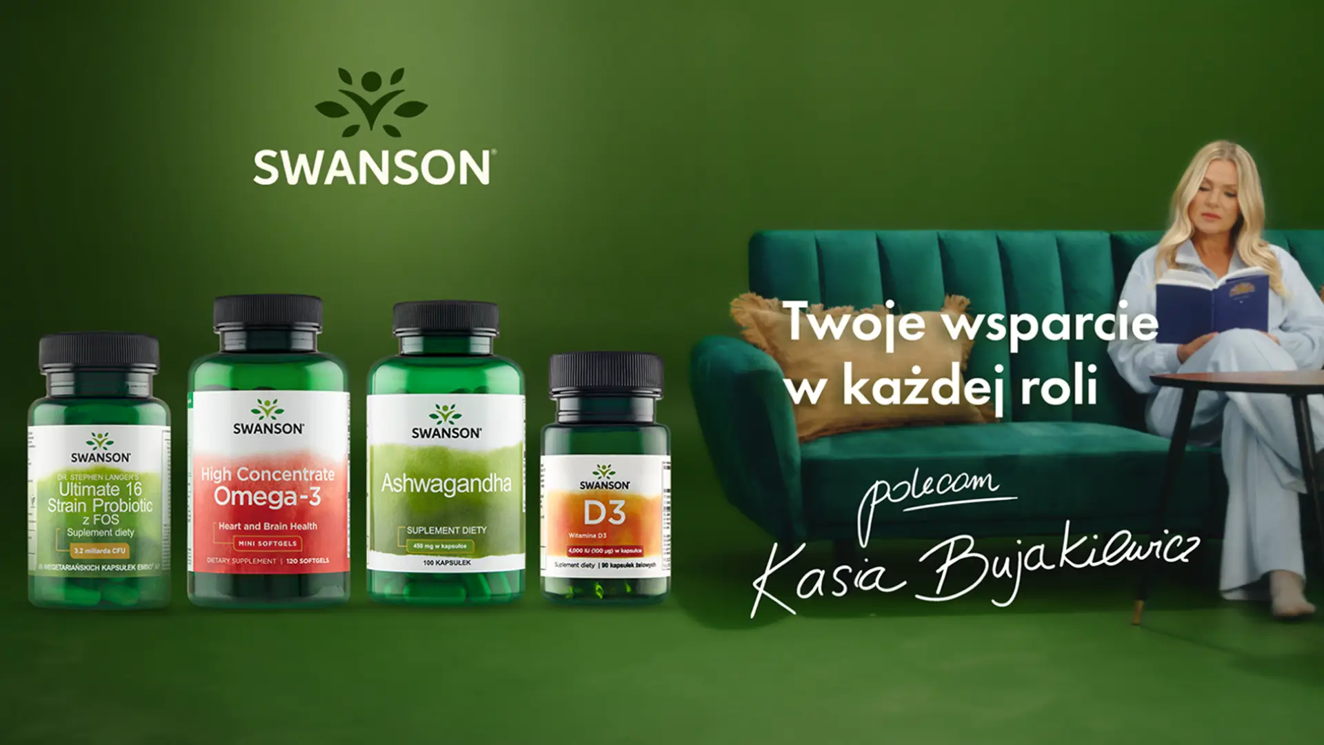 Butelki suplementów Swanson obok kobiety siedzącej na zielonej sofie