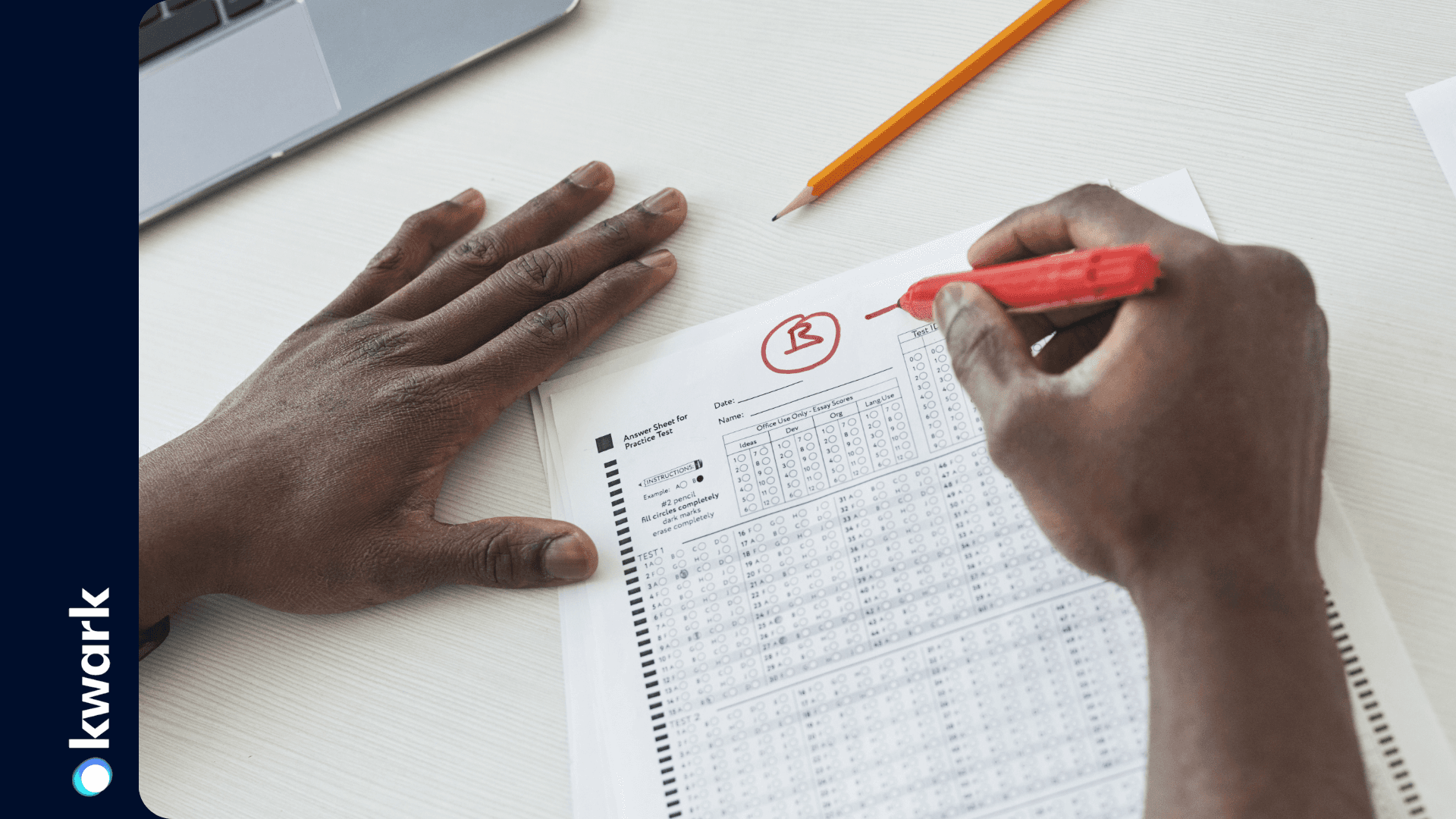 Main corrigeant une copie d'examen au stylo rouge, note entourée — correction de copies que l'IA peut automatiser