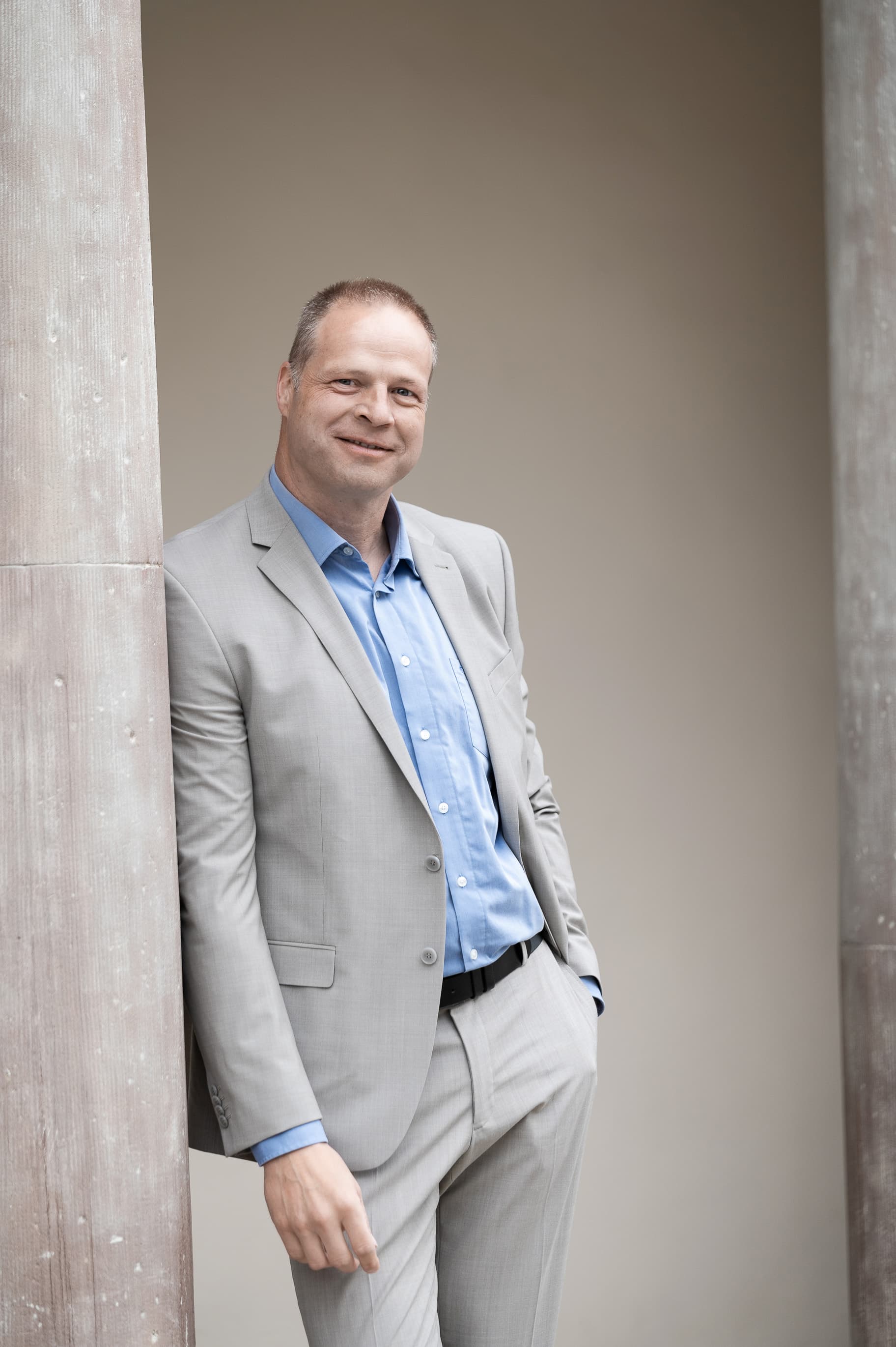 ein bild von einer person, die an einer säule anlehnt