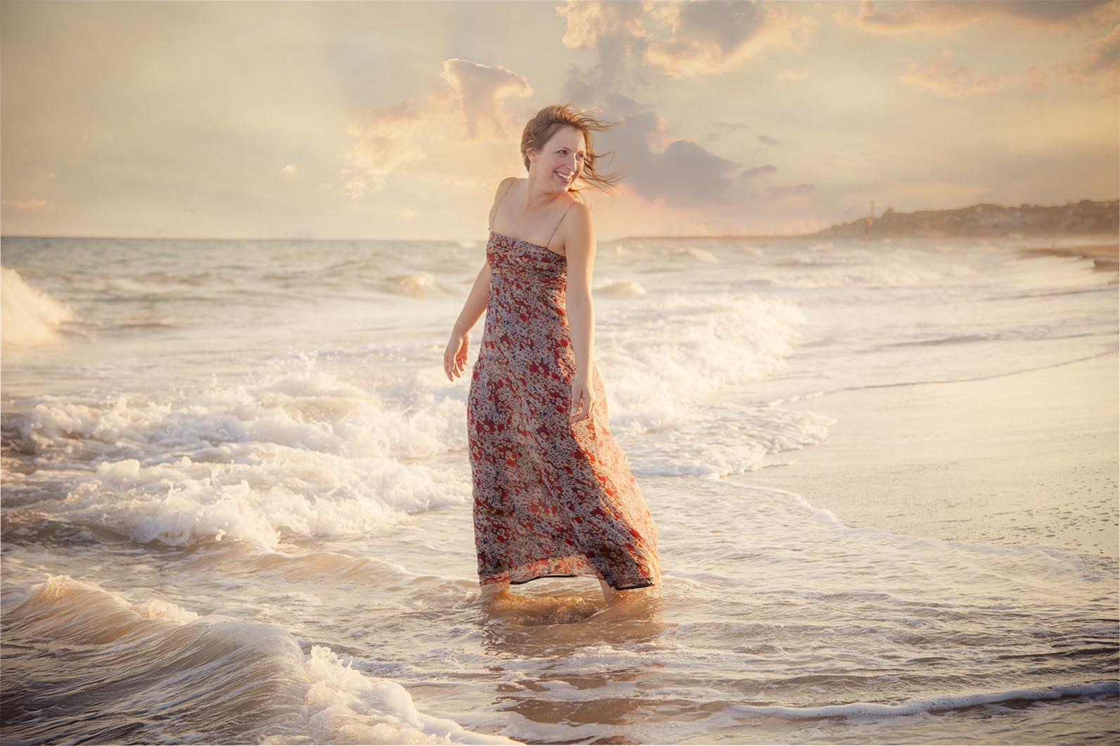Chica e la playa con un vestido largo