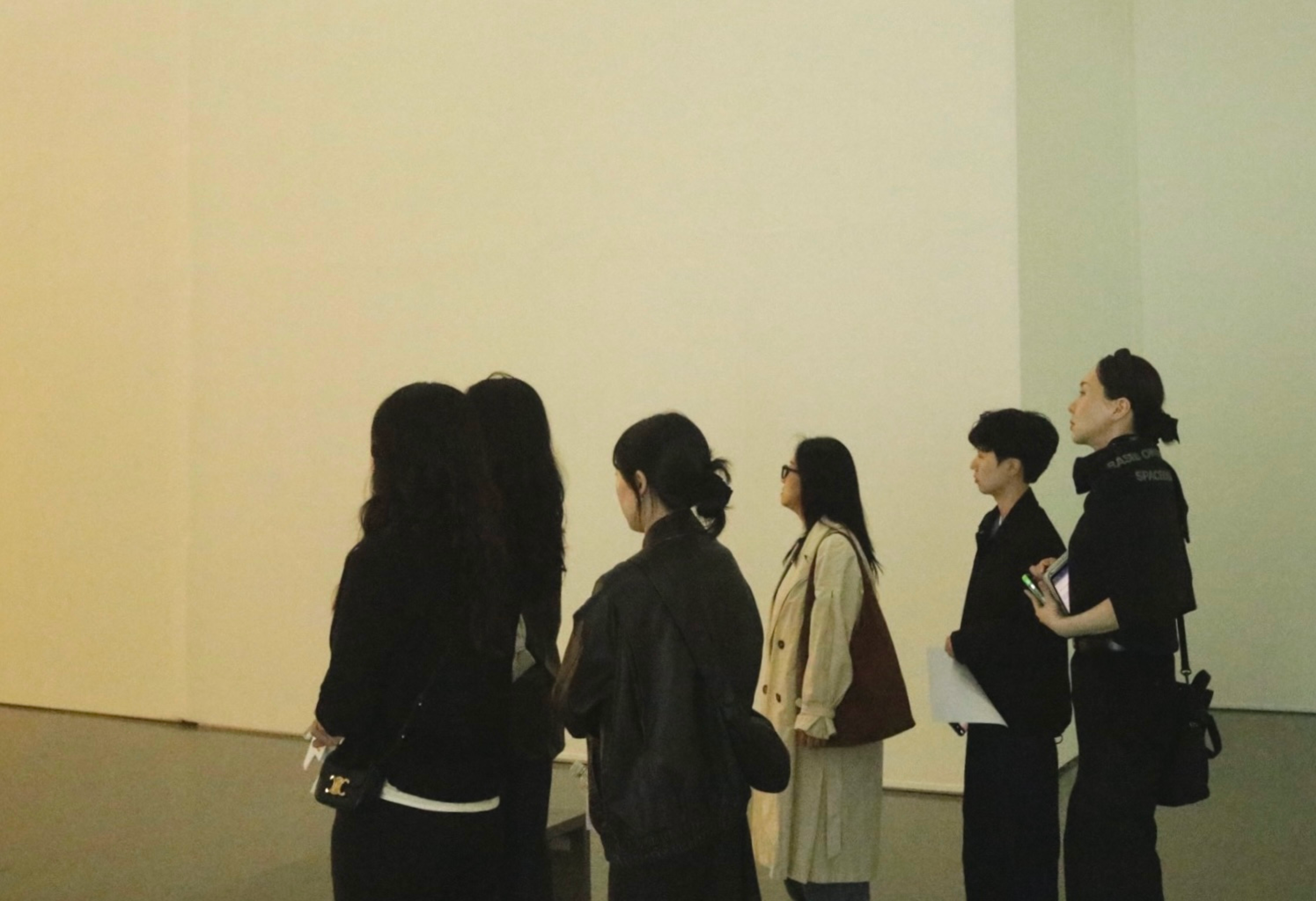 경기도미술관 내부를 함께 둘러보며 '순환에 기여하는 좋은 디자인'에 대해 고민하는 스베 구성원들의 모습