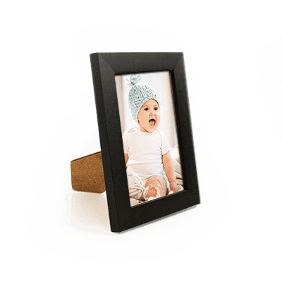 Pessoa segurando fotolivro com foto de mulher sorrindo ao ar livre, com a frase “Eu amo o Norte” escrita no canto da imagem