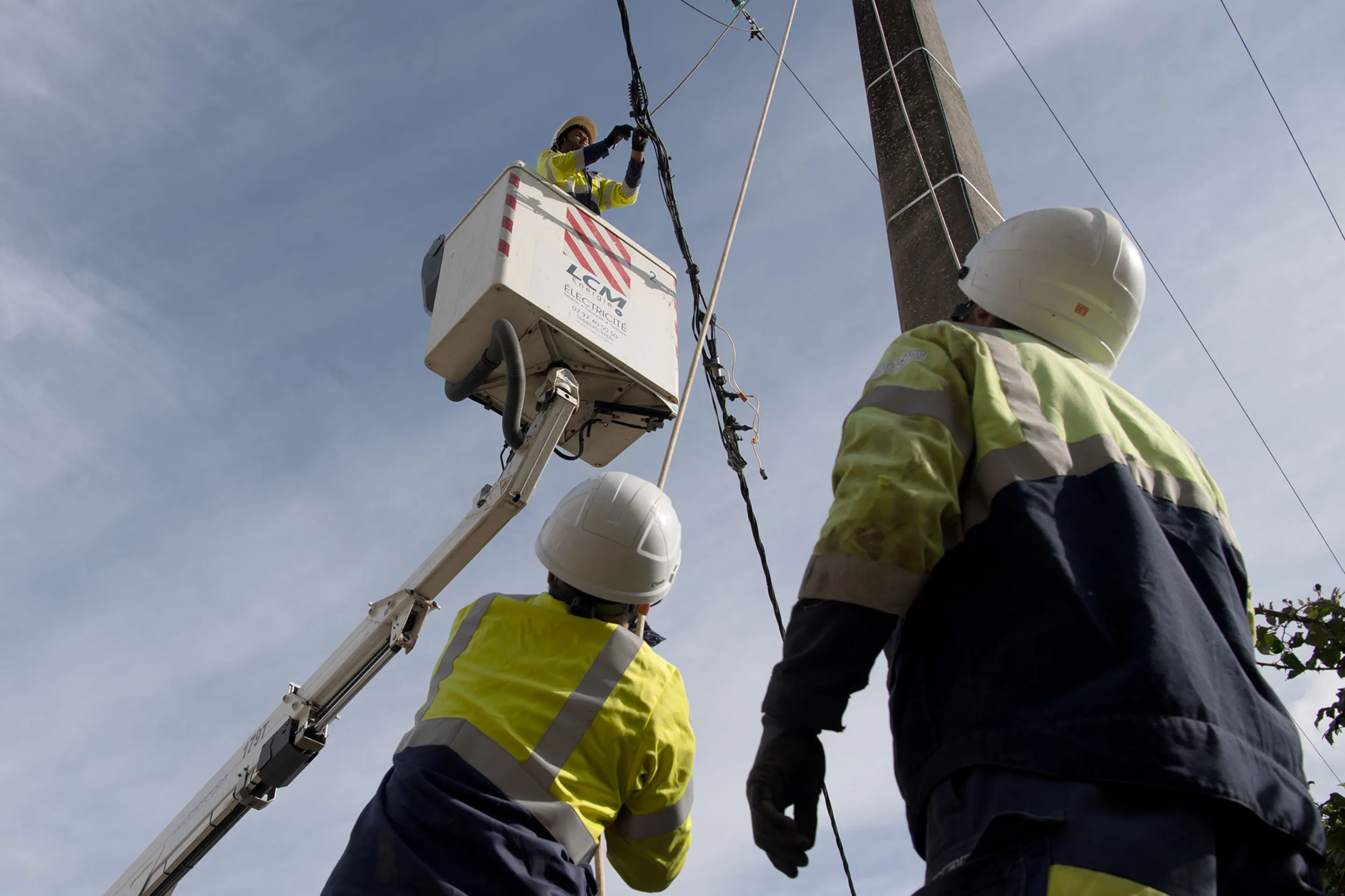 Techniciens électricité intervention réseau aérien nacelle élévatrice câbles haute tension