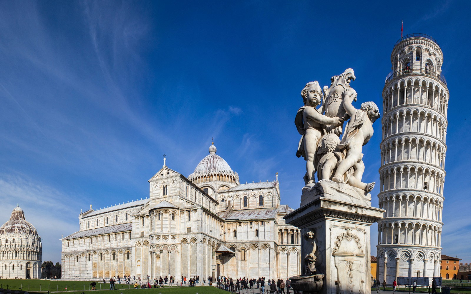 意大利托斯卡纳的比萨斜塔和比萨大教堂。