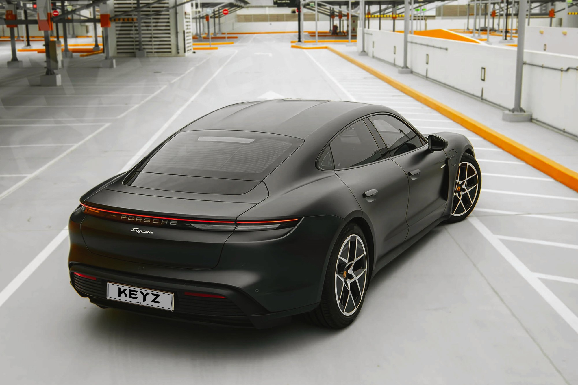 Vue extérieure arrière Porsche Taycan Gris Mat – Location Sportive à Dubaï | Keyz Rent