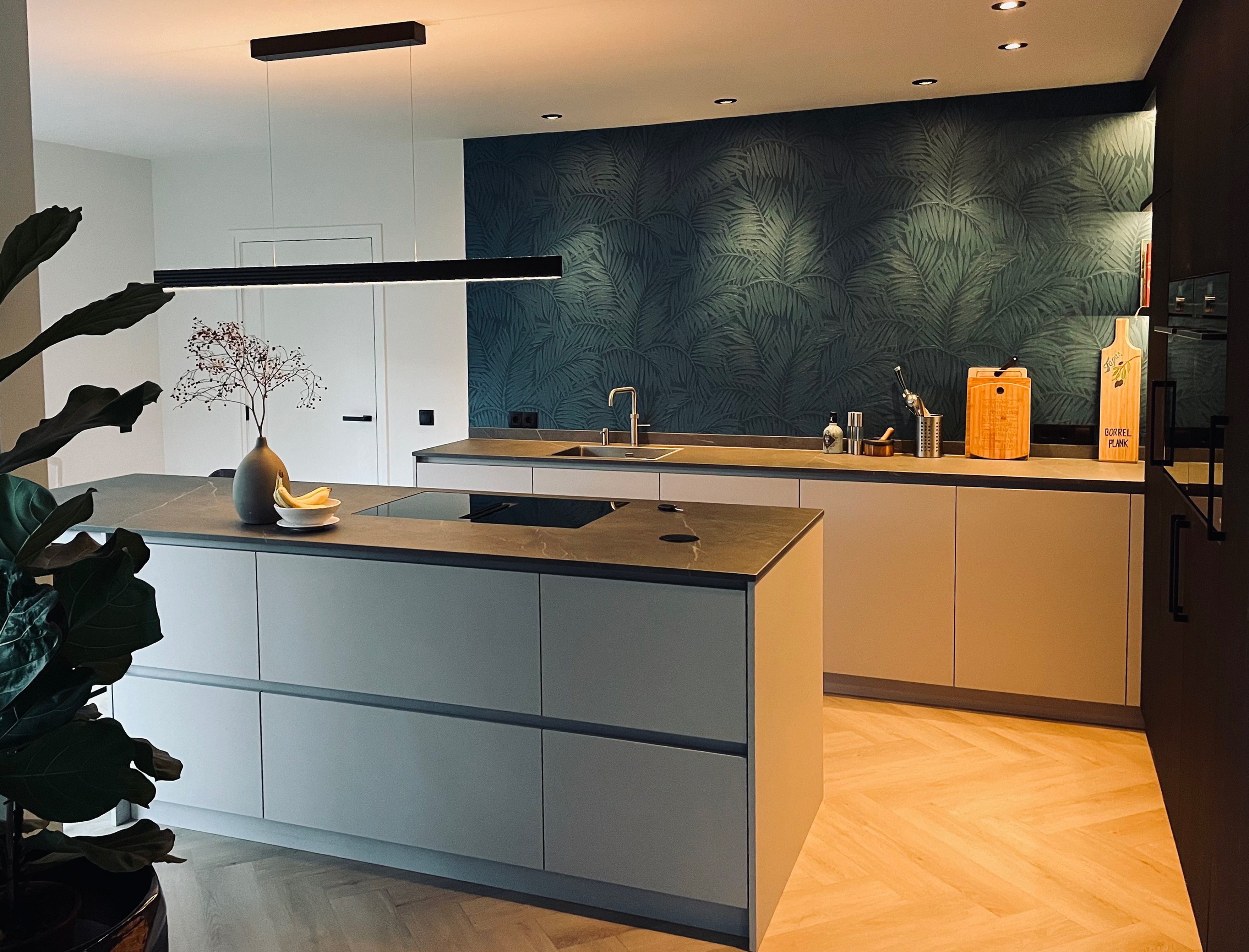 Open leefkeuken met keramisch blad en hoge strakke kastenwanden met hoogwaardige Siemens apparatuur