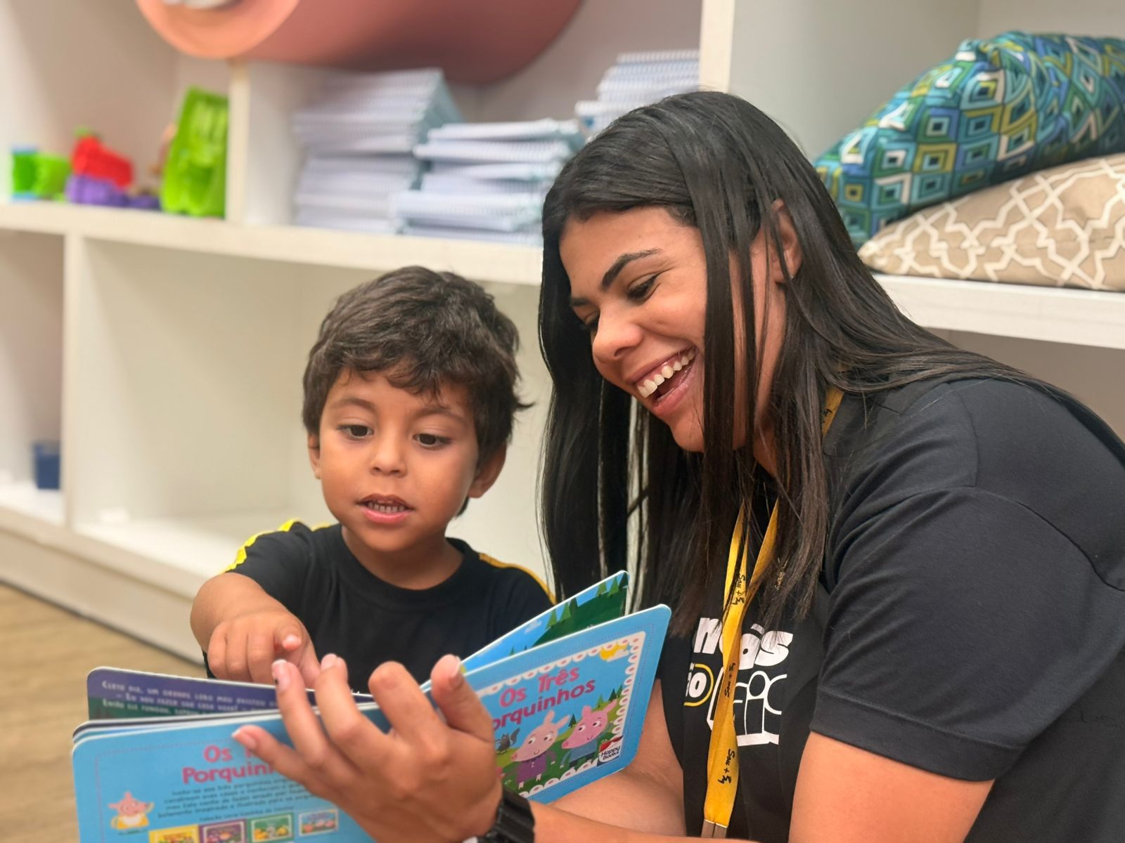 Alunos do Super 9º realizando revisão de biologia no Laboratório de Ciências