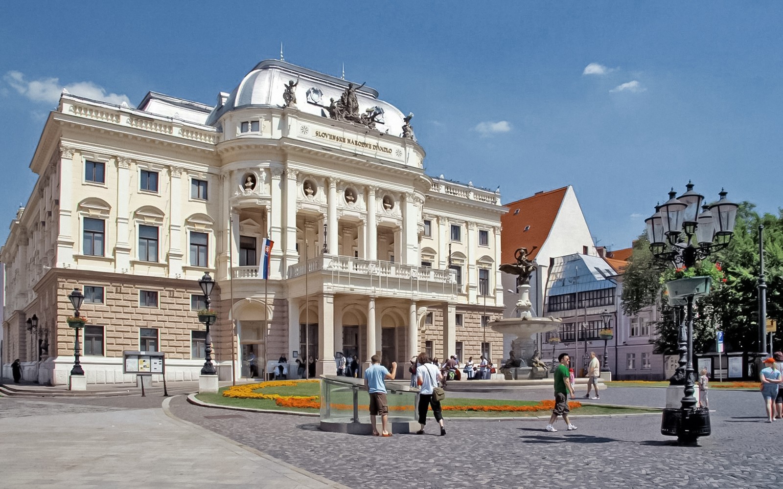 Bratislava Operaen med turister under en rundvisning.
