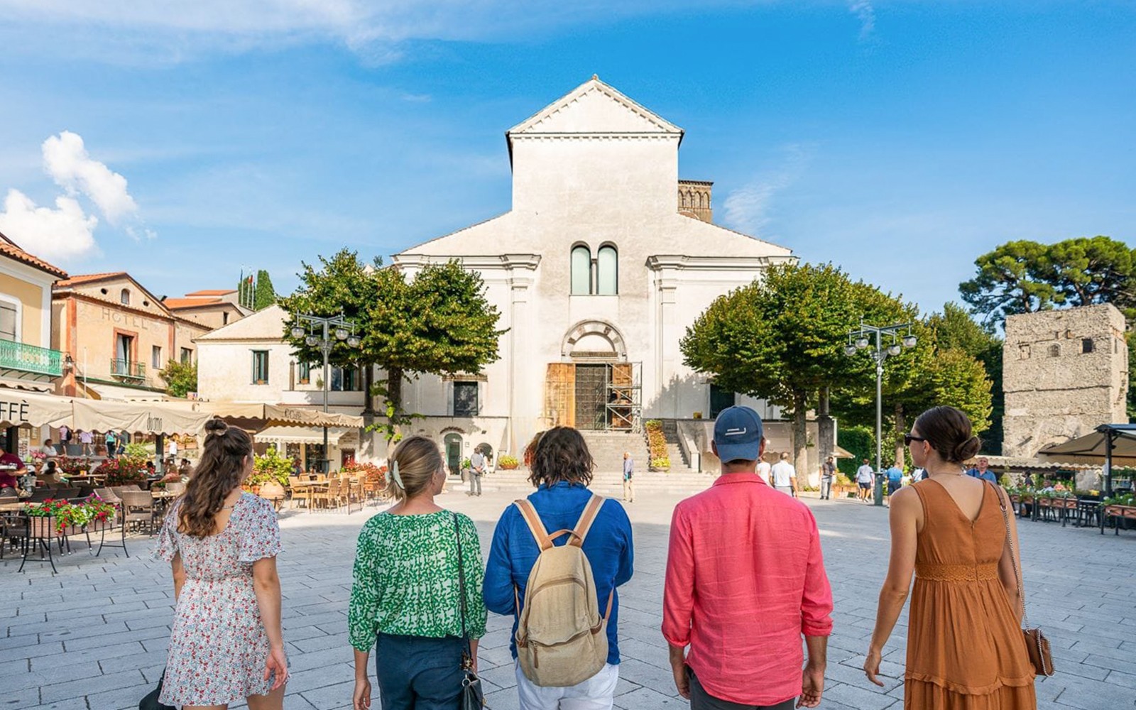 Turister som promenerar mot en historisk kyrka i Ravello, Italien.