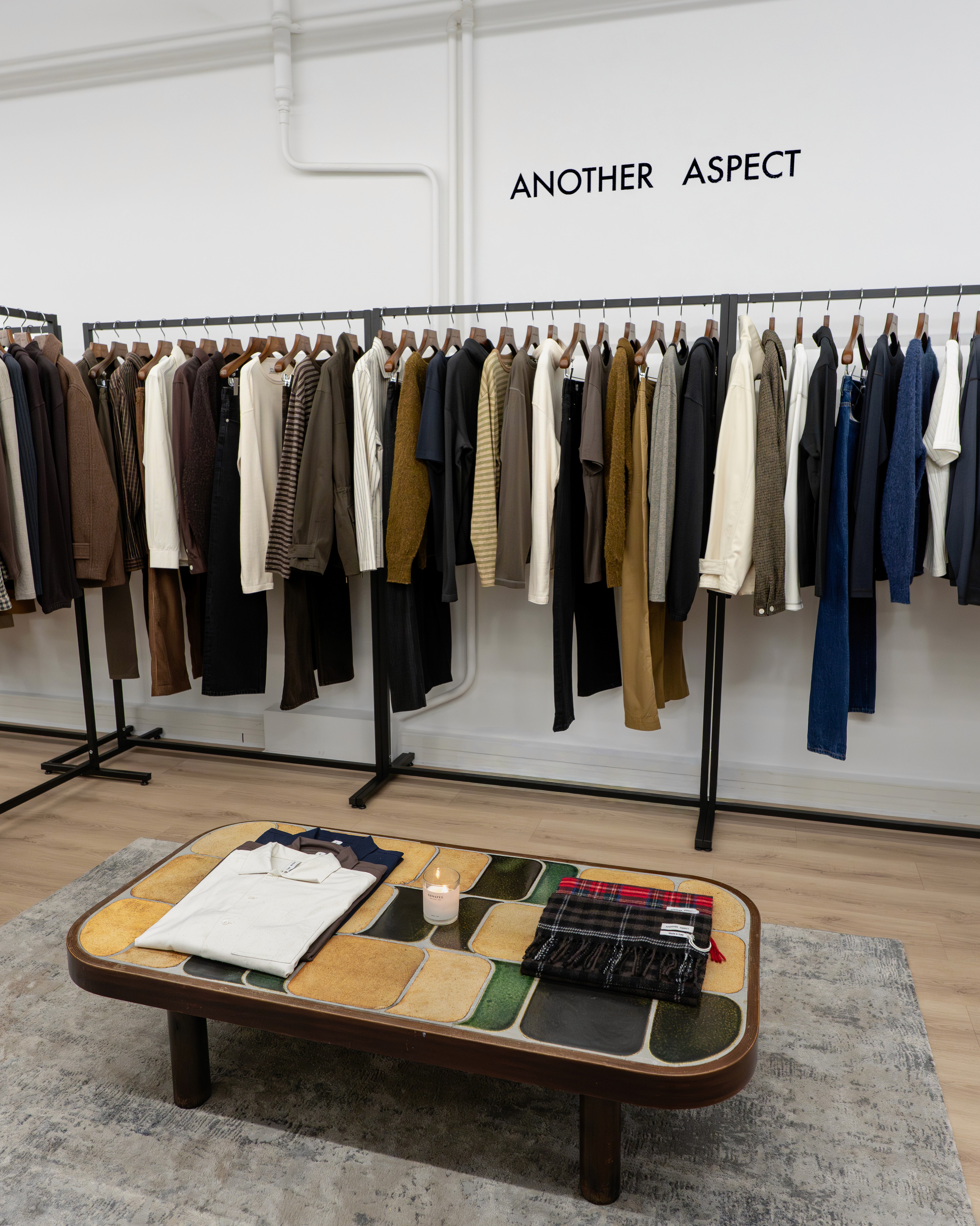 Sélection de pièces pendues de la marque Another Aspect au showroom Clothette