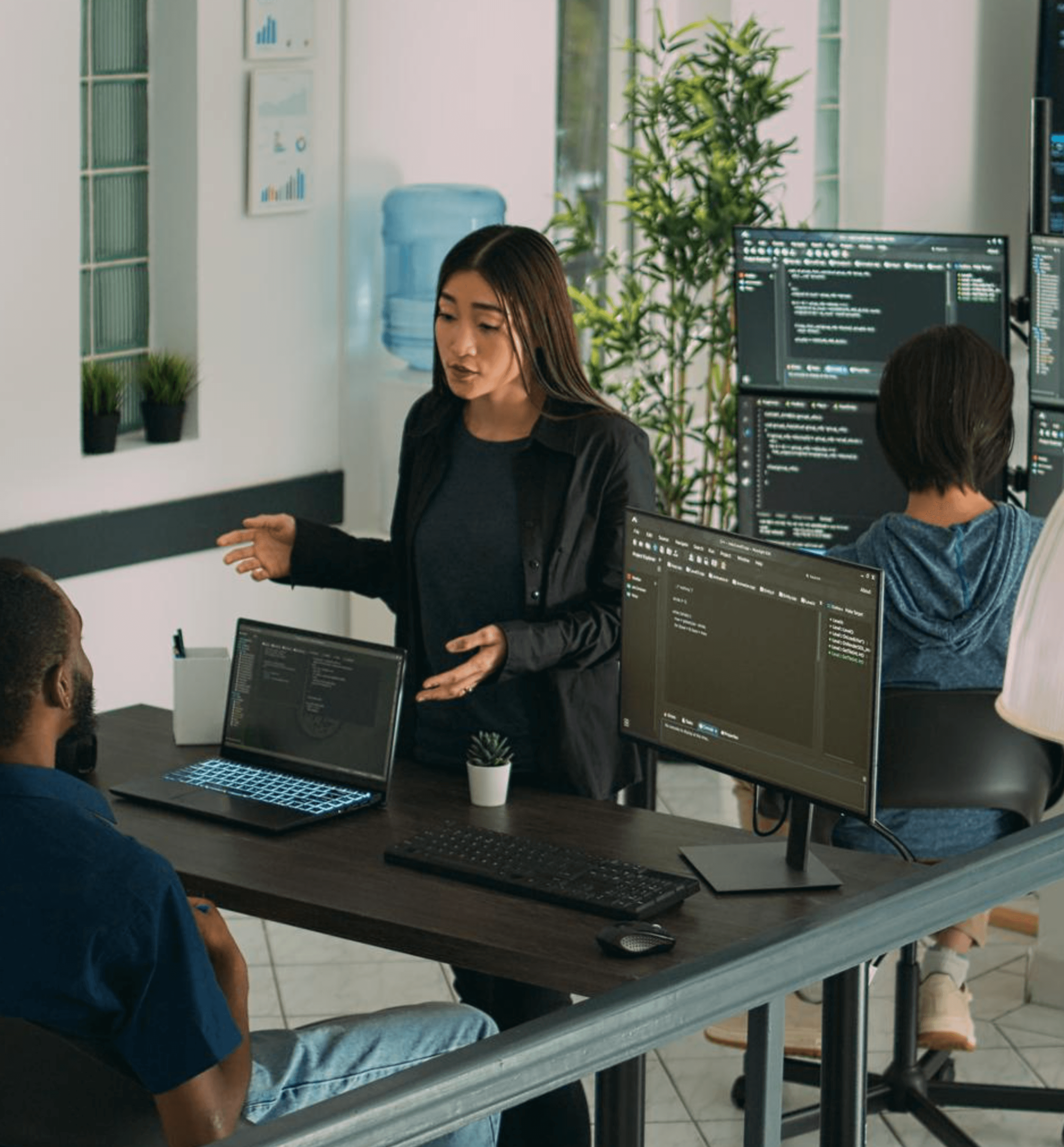 Mulher asiática liderando equipe de trabalho.