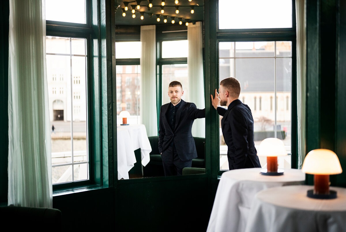 Mikkel Karlsen foran et spejl før show for FN (United Nations)