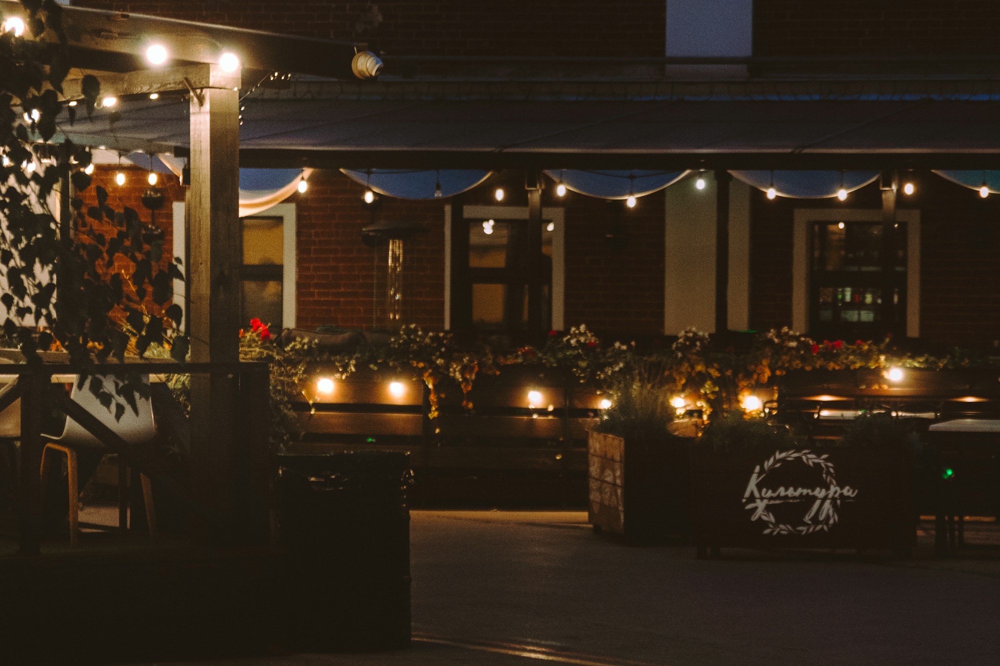 Guirlandes et tables sur la terrasse