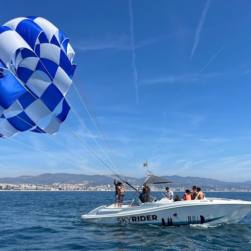 蓝白色降落伞展开的滑翔伞船