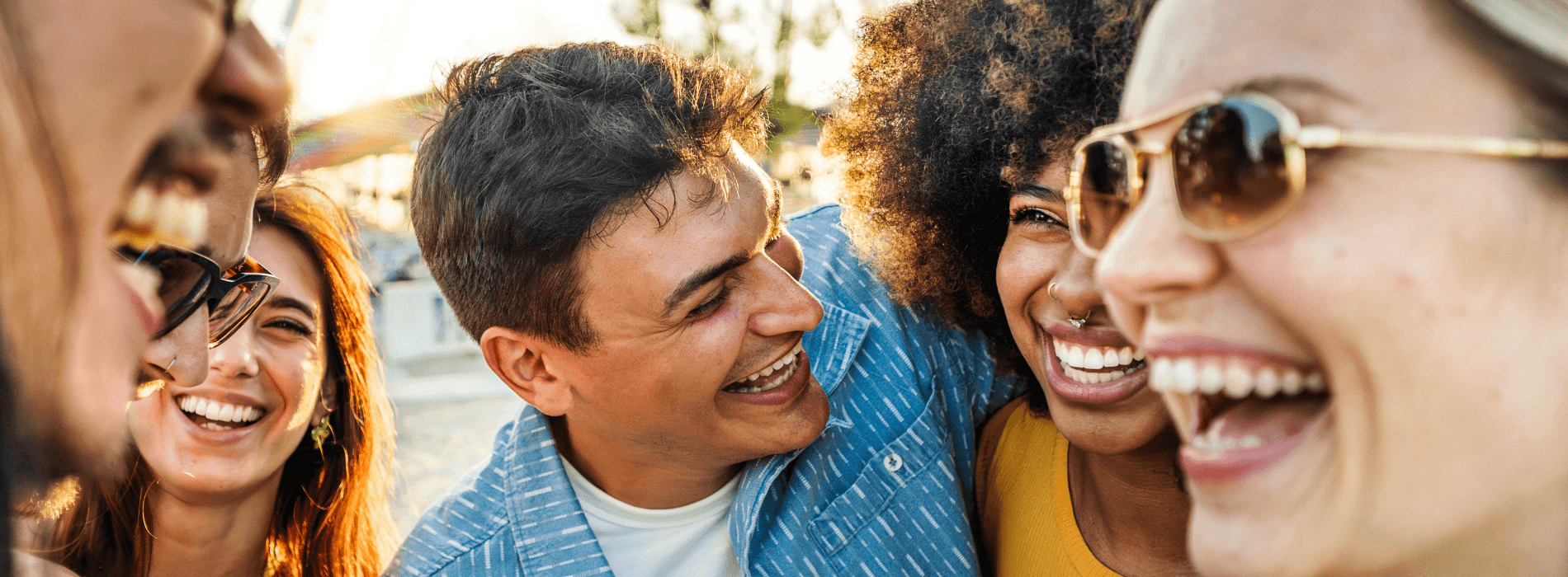 Amis qui rigolent en soirée