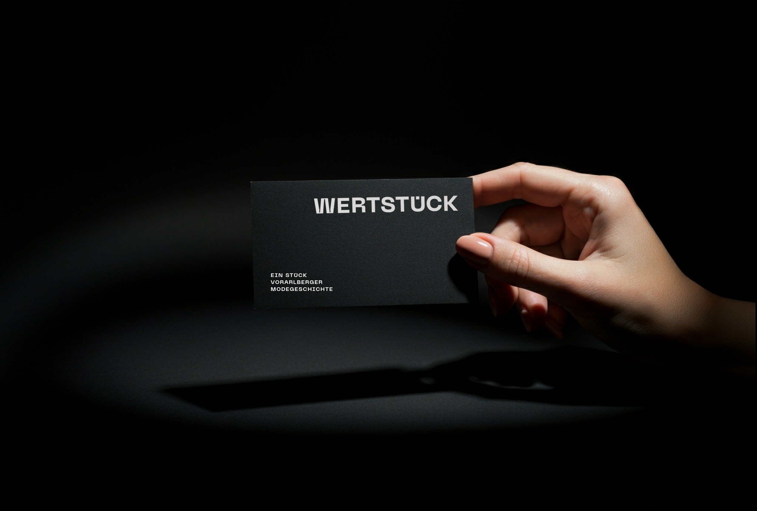 Detailaufnahme der hochwertigen Geschätsausstattung mit minimalistischer Gestaltung und edlem Papier für das Burg Vital Resort Oberlech.