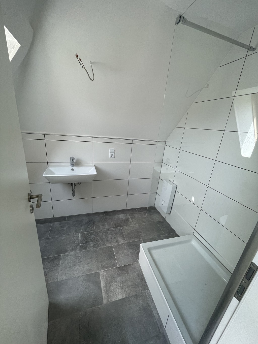 Modernes Badezimmer nach Renovierung in der Wohnung Wenkenstraße mit hochwertiger Ausstattung