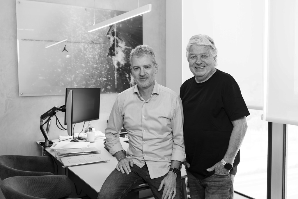 דוד ואוהד אנזל יושבים על שולחן המשרד